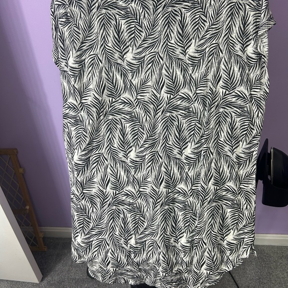 Tahari Black & White Leaf-Print Sleeveless Tank - Picture 3 of 4